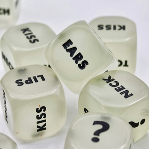 Nhà sản xuất chuyên nghiệp, bán buôn, tùy chỉnh xúc xắc tình yêu khắc rune, bộ xúc xắc hẹn hò dành cho cặp đôi, xúc xắc D6 16mm bằng nhựa acrylic, trò chơi người lớn - Product Image 4