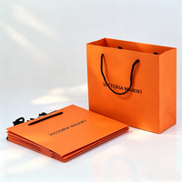 Fabricants de sacs en papier orange pour cosmétiques, parfums et maquillage, emballages cadeaux personnalisés, design boutique de luxe.