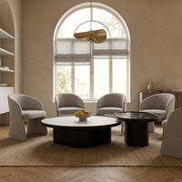 Ensemble de tables basses élégantes et discrètes, en stratifié Midnight, avec un espace de conversation horizontal proportionnel et soigné à niveaux superposés