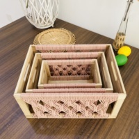 Boîte d'organisation en bois de ferme moderne élégante et fonctionnelle accentuée avec une forme rectangulaire en corde de coton tressé pour un usage quotidien