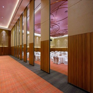 Cloison mobile pour hall d'hôtel, panneaux acoustiques en MDF de 85 mm, finition stratifiée, aménagement flexible des espaces pré-fonctionnels - Product Image 1