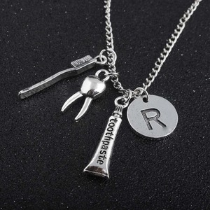 <span class=keywords><strong>Collana</strong></span> <span class=keywords><strong>con</strong></span> <span class=keywords><strong>Ciondolo</strong></span> a Forma di <span class=keywords><strong>Dente</strong></span> <span class=keywords><strong>con</strong></span> Spazzolino in Oro - Product Image 3