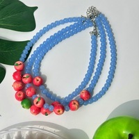 Collier en métal avec perles de fruits verts et rouges style Instagram, bijou minimaliste et frais