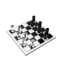 Ensemble de jeu d'échecs en acrylique sur table de présentation en cristal de luxe personnalisé