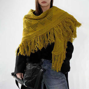 Chal Triangular <span class=keywords><strong>de</strong></span> <span class=keywords><strong>Ganchillo</strong></span> Hecho a Mano con Flecos, Diseño Calado Estilo Vintage, Bufanda Versátil, Moderna y Cálida - Product Image 1