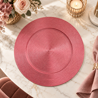 Rosa pulverbeschichteter 13-Zoll-Plastikteller, eleganter runder Unterteller mit konzentrischer Ringstruktur für Hochzeitstischdekorationen