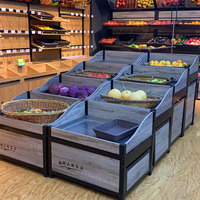 Modulair, zwaarbelastbaar metalen en houten supermarkt-displayrek met schappen voor levensmiddelen en een standaard voor fruit/groenten.