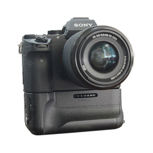 Empuñadura de batería vertical con empuñadura de batería para cámaras <span class=keywords><strong>Sony</strong></span> A7 <span class=keywords><strong>II</strong></span> A7S <span class=keywords><strong>II</strong></span> <span class=keywords><strong>A7R</strong></span> <span class=keywords><strong>II</strong></span>, funciona con dos baterías de batería de 1/2" - Product Image 1