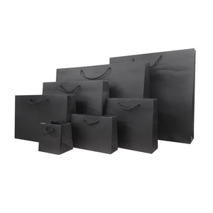 Sacs cadeaux en papier kraft noir de luxe avec logo personnalisé, sacs de shopping pour chaussures et vêtements pour utilisation en magasin de détail - Product Image 4