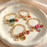 Bracelet ajustable plaqué or avec pendentif cerise et perle rouge lèvres, style vacances, tendance et à la mode, cadeau de rentrée scolaire pour femme