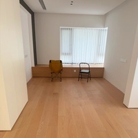 Plancher stratifié SPC de haute qualité, résistant à l'usure AC5, à emboîtement, ignifuge, étanche, facile à nettoyer, pour hôpitaux et espaces commerciaux intérieurs