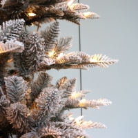 5ft 6ft 7ft Hochwertiger, dicker, beflockter, stark verschneiter, künstlicher Weihnachtsbaum für den Innenbereich mit LED-Beleuchtung