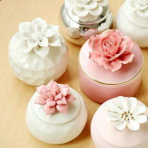 卸売 インスタイル 北欧風 ホームデコレーション オーナメント 手作りの花柄装飾 空のセラミック製アロマキャンドルジャー ジュエリー収納容器 - Product Image 3