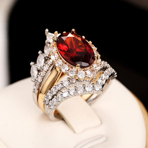 Set di Tre Anelli Impilabili con Corona Gotica e Gemma Rossa per Donne, Gioielli di Moda Principesca - Product Image 1