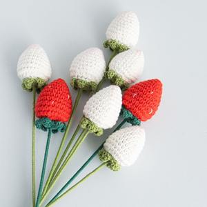 Bouquet éternel de fraises tissées à la main au crochet avec fleur simulée tenue à la main - Product Image 4