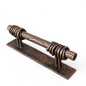 Poignée de portail en fer forgé à la main, au design unique et à la finition peinte durable ; facile à installer et idéale pour les clôtures. - Product Image 1