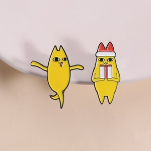 Karikatür Animasyon Kedi Emaye Rozetleri Sevimli Efsanevi Kedi Komik Pozlu ve Noel Şapkalı Hediye Kutusu Tasarımlı Rozet Broş Takı Hediyesi - Product Image 2