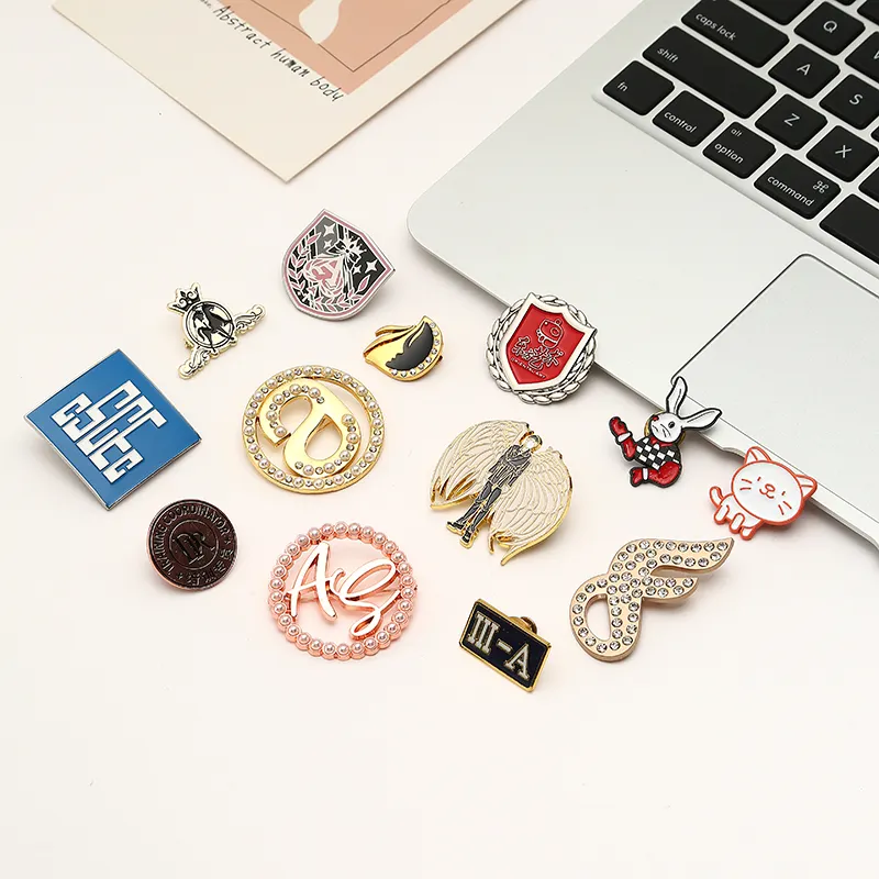 Broche en métal avec logo personnalisé, badge en émail dur et populaire, broches de luxe pour femmes