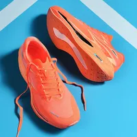 Chaussures de course ultralégères dotées d'un matériau en fibre de carbone C-Hion absorbant les chocs, adaptées à l'entraînement physique et aux activités de plein air.
