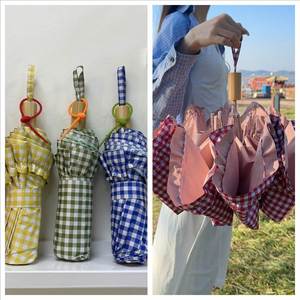 Paraguas de princesa OEM con logotipo personalizado, diseño de cuadros gingham, borde con volantes, mango largo con revestimiento de color madera, para sol y lluvia, regalo para mujeres y niñas - Product Image 3