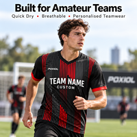 Maillot de football personnalisé noir et rouge à rayures verticales, col en V, sublimation intégrale, séchage rapide, respirant, kit d'équipe personnalisé pour les amateurs