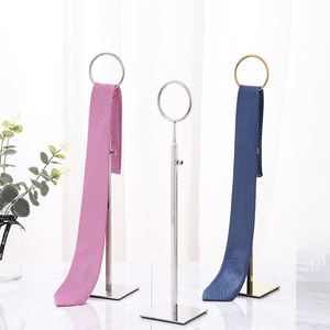 Présentoir en métal debout de Table au détail haut de gamme <span class=keywords><strong>pour</strong></span> écharpe de cravate suspendu cintre en métal doré brillant cravate soie Hijab présentoir - Product Image 1