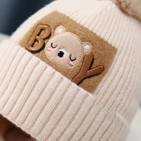 Bonnet tricoté chaud pour bébé, motif ours jacquard, avec pompon, idéal pour l'hiver – Nouvelle collection très prisée