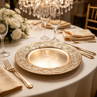 Assiette de présentation en plastique sculptée de 13 pouces, finition poudrée, texture florale en relief, design élégant et luxueux pour restaurant, mariage, événement
