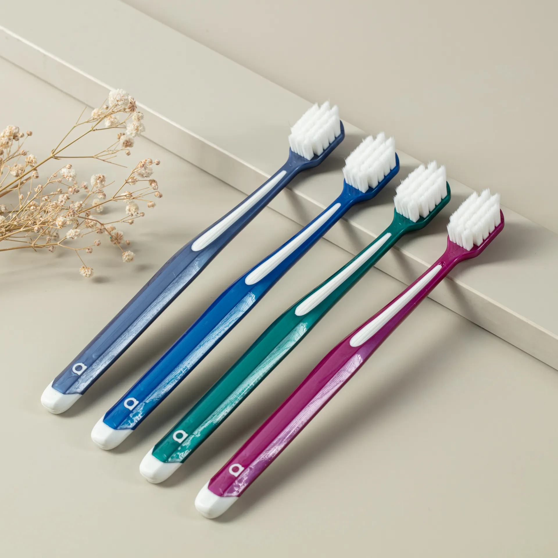 Cepillo de dientes de cerdas suaves personalizado Oem Odm de alta calidad, masaje de encías, blanqueamiento de dientes, cepillo de dientes para adultos medianos