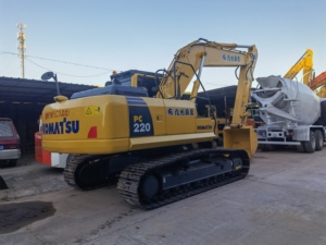 Excavadora sobre orugas Komatsu PC220 usada en perfecto estado de funcionamiento, componentes básicos que incluyen motor a la venta - Product Image 4