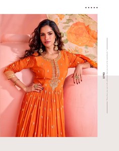 Robe brodée en soie Chinon véritable de qualité supérieure avec produit en vrac fait main Dupatta personnalisé - Product Image 3