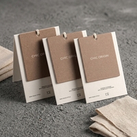 Étiquettes suspendues en papier personnalisées pour usine, étiquettes de vêtements haut de gamme, production de marques imprimées en sérigraphie, Chine