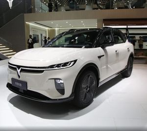 Voyah <span class=keywords><strong>Courage</strong></span> avec écran coulissant OLED de 15.05 pouces, suspension pneumatique, décharge externe de 6kW, vente directe d'usine Pure Electric - Product Image 1