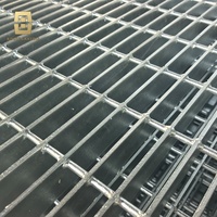 Grille en acier au carbone soudée sous pression HDG, revêtue de zinc, durable pour les passerelles extérieures et les systèmes de drainage