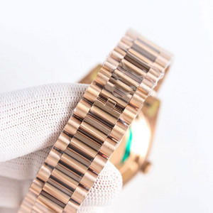 Artesanía de panel de alta calidad a nivel de techo, graduaciones a escala completa, luminiscencia uniforme. Reloj Mecánico para Hombre - Product Image 6