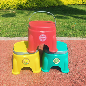 Tabouret portable en plastique pour enfants, siège d'extérieur épaissi avec poignée, couleurs rouge, jaune, vert, 23x22cm - Product Image 1