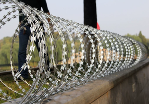 Galvanized Razor Wire, Concertina Type Anti‑Climb Security <b>Fence</b> for Prison, <b>Border</b>, Highway and Perimeter Protection - Product Image 5