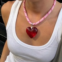 Collier ras du cou tendance Y2K rose tressé à rayures avec pendentif cœur surdimensionné en acrylique rouge transparent, bijoux quotidiens pour filles