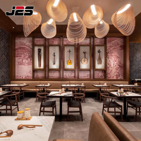 Ensemble de mobilier de restaurant moderne J2S avec banquettes en cuir et tables et chaises en bois massif pour usage hôtelier