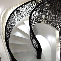 Escalier en colimaçon intérieur de villa de luxe classique American Standard, marches en marbre blanc moderne, montée fermée, garde-corps en verre, fer forgé
