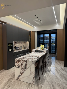 طاولة جزيرة من رخام كالاكاتا فيولا المخصصة من YUSHI، سطح مطبخ عصري بتصميم بلغاري للفنادق والفلل - Product Image 2