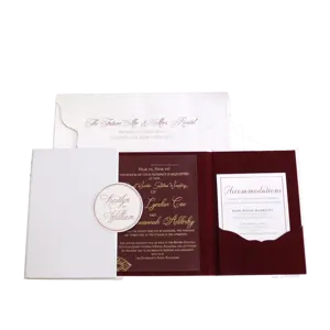 Impresiona a tus Invitados con una Invitación Personalizada en Formato de Folleto de Tapa Dura con Solapa Blanca, Detalles en Dorado y Forro de Terciopelo Rojo Borgoña - Product Image 5