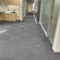 Dalles de moquette carrées 50x50 en PVC pelucheux insonorisantes à bas prix pour bureaux et revêtements de sol commerciaux de luxe