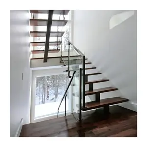 Área interna de madeira escadas de ferro madeira