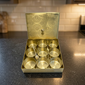 Boîte à épices carrée en laiton de qualité supérieure avec 9 récipients ronds, couvercle décoré d'un mandala gravé, ensemble d'organisateurs de cuisine de luxe pour masala indien - Product Image 2