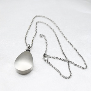 Collier de portrait d'animal de compagnie personnalisé avec urne en chaîne avec empreinte de patte pour les amoureux des chiens et des chats Bijoux de crémation Cadeaux pour les amoureux des animaux de compagnie - Product Image 5