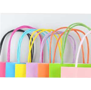 Sac en papier kraft personnalisé avec cordon de couleur, imprimé avec un logo, sac pour vêtements, sac en papier kraft portable, sac cadeau - Product Image 4