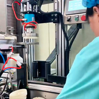 Machine de capsulage à vis à servomoteur à une tête CM 100, haute vitesse 45 pièces/min, avec élévateur de capuchons pour bouteilles en verre et en plastique