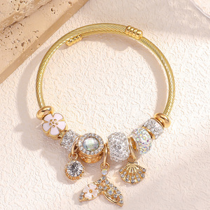 女性のためのゴールドステンレススチールオープンブレスレット-小さな魚の尾のペンダント卸売アクセサリー - Product Image 3