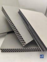 Système de coffrage modulaire en dalles plastiques intégré pour la construction préfabriquée et le soutènement en béton